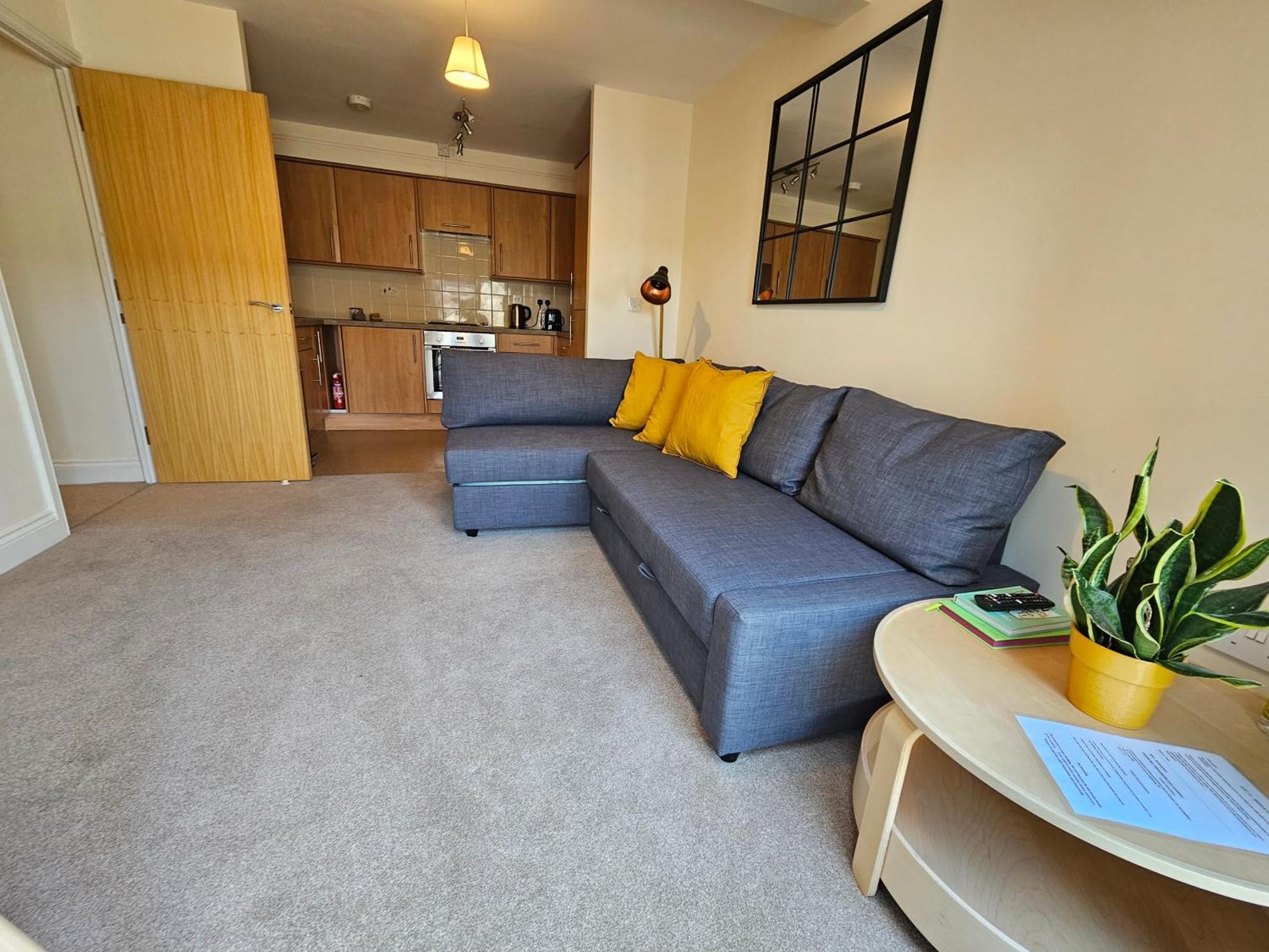 Cityscape Haven: 1 Bedroom Apartment With Terrace And City View Борнмут Экстерьер фото